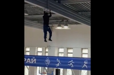 Niesamowita akcja ratunkowa pracownika wiszącego na wysokości 