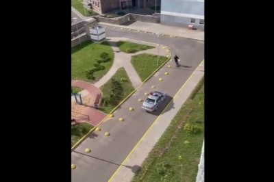 Policja w radiowozie kontra typ na hulajnodze