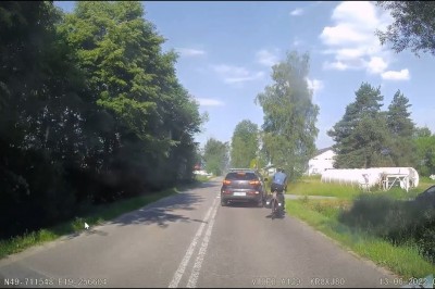 Popis jazdy kierowcy osobówki przy wyprzedzaniu rowerzysty 