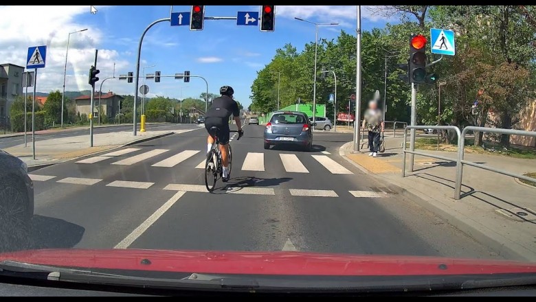 Szybka karma dla rowerzysty, który przejechał na czerwonym
