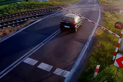 Wjechał przez zamknięte szlabany wprost pod lokomotywę