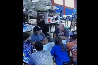 Kelnerka zaliczyła wtopę przy sali pełnej klientów 