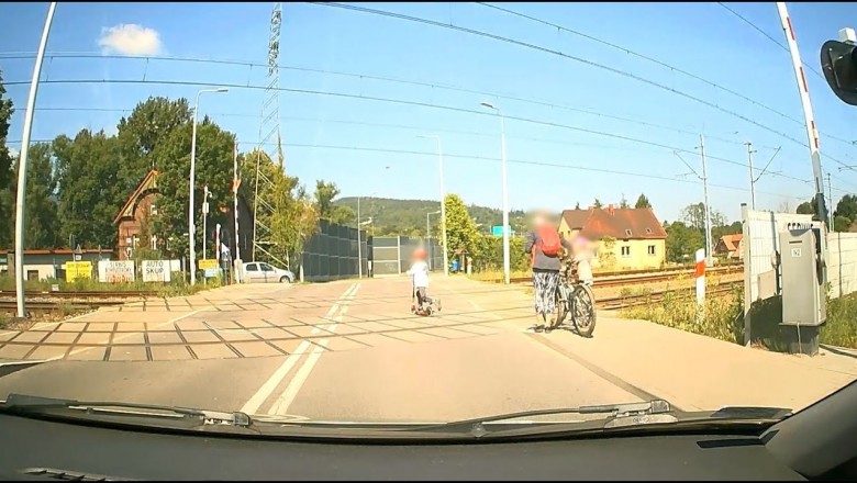 Dziecko wjeżdża przed auto na przejeździe kolejowym