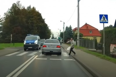 Ucieczka po potrąceniu pieszego na pasach, wszystko na oczach policji