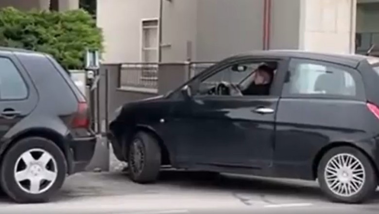 Desperat w aucie kontra brama. Gościa konkretnie poniosło