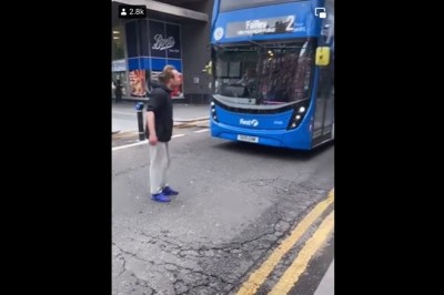 Kiedy blokujesz ulicę, ale trafiasz na grupkę z pobliskiego pubu 