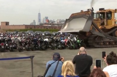 Motocykle i quady niszczone za pomocą ogromnego buldożera 