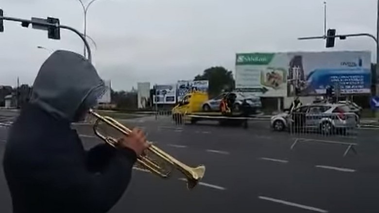 Uroczyste pożegnanie radiowozu zabieranego na lawecie