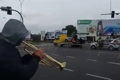 Uroczyste pożegnanie radiowozu zabieranego na lawecie 