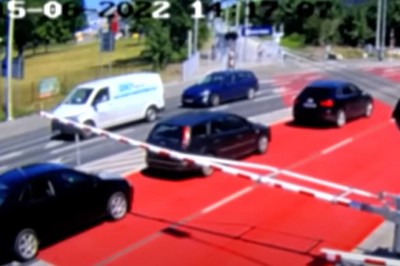 Nawet opuszczone szlabany nie powstrzymują kierowców - Wrocław 