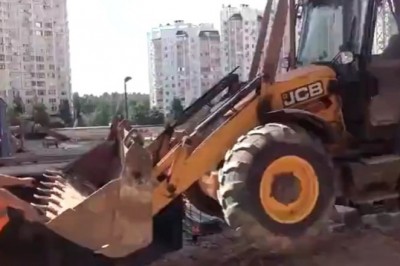 Nieudany transport koparki do wykopu. Szef nie będzie zadowolony