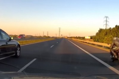 Lecisz sobie ekspresówką 120, a z prawej wyprzedza Cię motocyklista