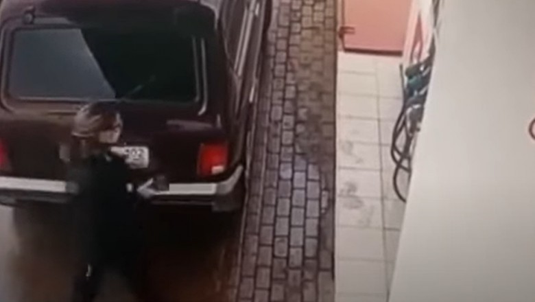 Kobieta i jej bezprzewodowe tankowanie paliwa na stacji