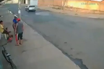 Mężczyzna w ostatniej chwili ratuje dziewczynkę przed wypadkiem 