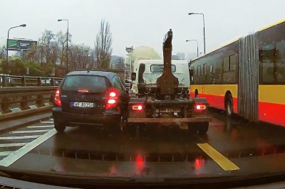 Pani w Mercedesie i jej mistrzowska jazda na suwak - Warszawa