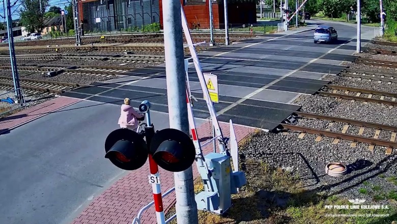 Kobieta dostała szlabanem i upadła w pobliżu torów