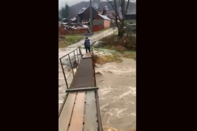 Gość w Audi A3 myślał, że ma auto terenowe i wjechał do potoku