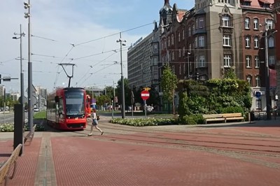 Gapiąc się w telefon prawie wlazła pod dwa tramwaje - Katowice 