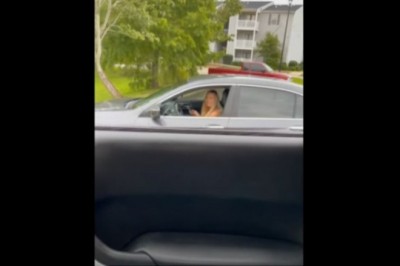 Szybkie zaoranie dziewczyny na parkingu, a chciał być uprzejmy