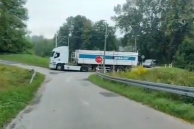 Wypadek TIRa na przejeździe kolejowym w Przesławicach