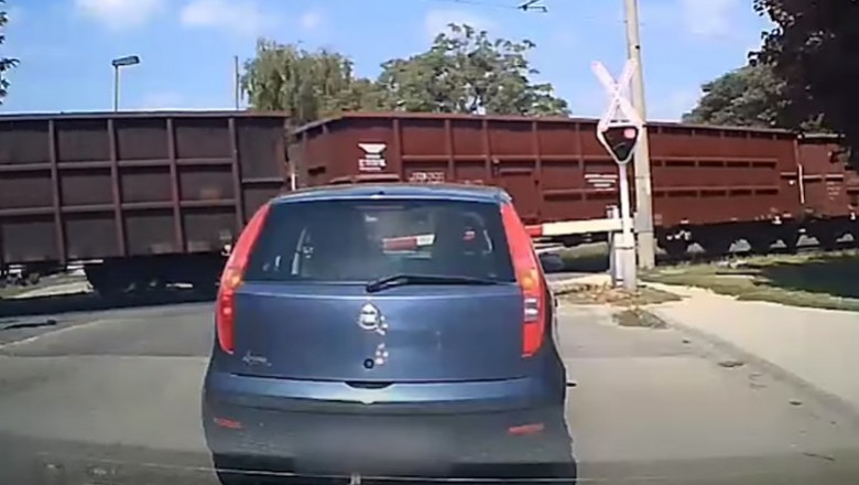 Cwaniak w BMW kontra typ z Fiata na przejeździe kolejowym