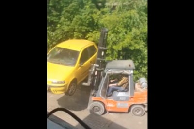 Chciał przestawić wózkiem widłowym auto. Teraz będzie musiał płacić