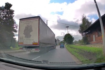 Kierowca TIRa wyprzedza na „czołówkę” w terenie zabudowanym