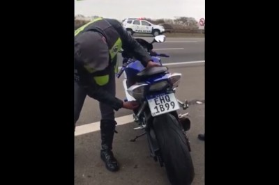 Policjant kontra właściciel motocykla. Nie dali się nabrać na tę tablicę 