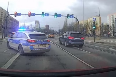 Policji czerwone nie przeszkadza. Wystarczy włączyć „koguty”?