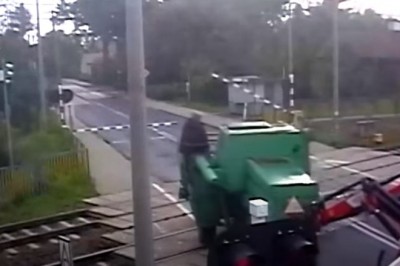 Najpierw przepchnął kombajn przez tory, później uciekał przed Pendolino