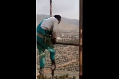 Oni nie wiedzą co to jest BHP. Tak wygląda rozkładanie rusztowania na wysokości