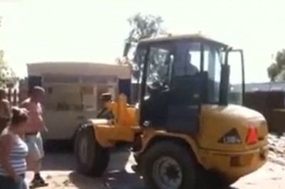 Kiedy chcesz zaoszczędzić i prosisz kumpla o przestawienie domku