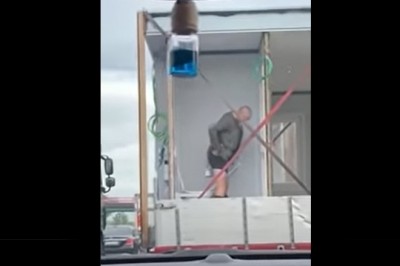 Kiedy kumpla mocno przyciśnie, a stoicie akurat w korku