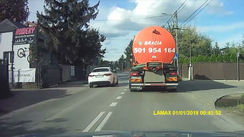 Wyprzedzał na przejściu, kiedy była na nim kobieta z dzieckiem