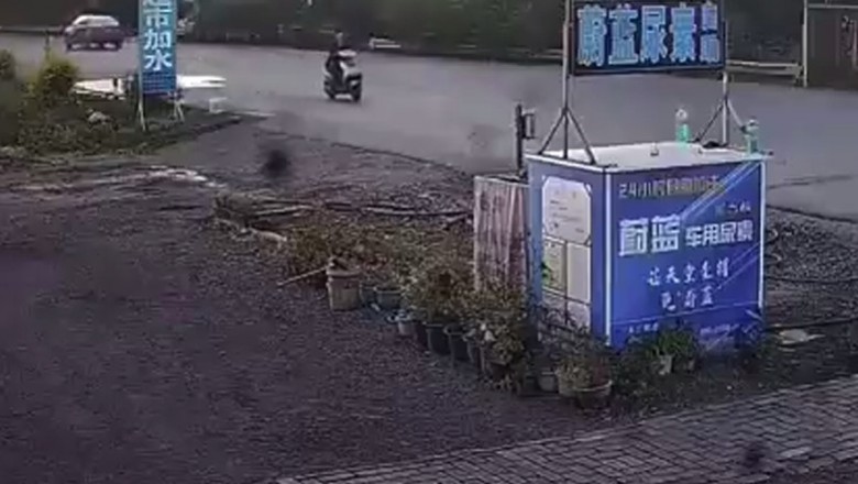 Jechał skuterem i nagle stał bez niego. Magiczna sztuczka na drodze