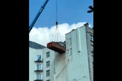 Mistrzowie wyburzania w akcji. Oni nie wiedzą co to BHP 