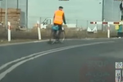 Rowerzysta zgarnął 2000 zł mandatu za jazdę przez zamknięty przejazd