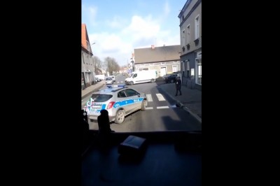 Policja ustala kierowcę policyjnego radiowozu, który złamał przepisy 