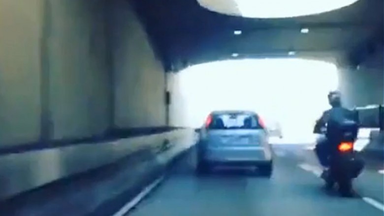 Kiedy chcesz kopnąć auto jadąc na motocyklu. Szybka karma