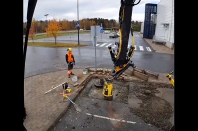 Mistrzowski pokaz operatora maszyny. Gość zna się na rzeczy