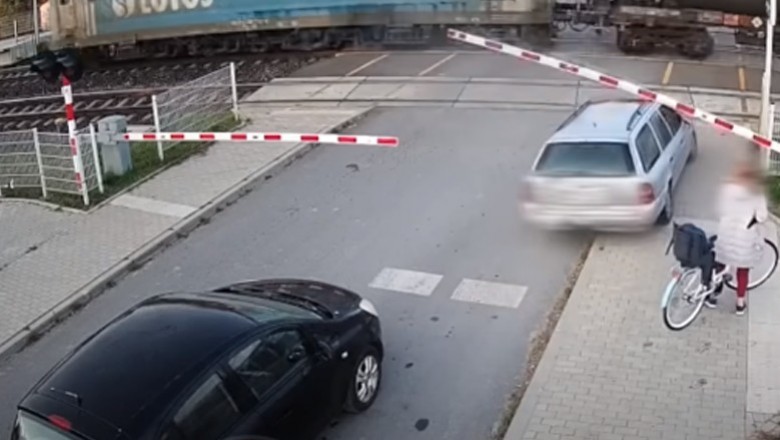 Wjechał autem wprost w jadący pociąg pomimo zamkniętego przejazdu