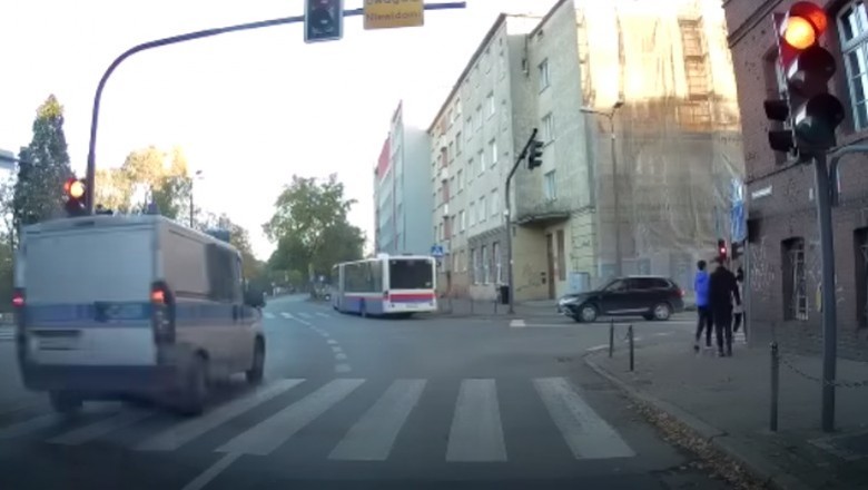 Policyjny radiowóz wjeżdża na czerwonym i zostaje przewrócony