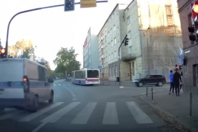 Policyjny radiowóz wjeżdża na czerwonym i zostaje przewrócony