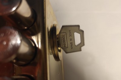 Dlaczego nie powinno zostawiać się klucza w zamku od środka