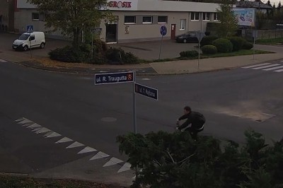 Rowerzysta oszukał przeznaczenie unikając wypadku w Ostrowie