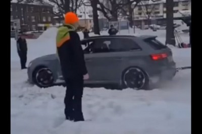 Audi S3 pomaga ruszyć TIRowi, który utknął w śniegu