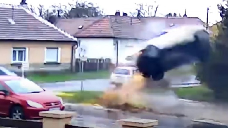 Fiatem wzbił się w powietrze jadąc przez małą miejscowość