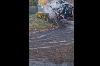 Mocne uderzenie w pień przy drodze na rajdzie Barbórka 