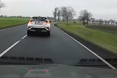 Wyprzedzanie na zakręcie zakończone dachowaniem 