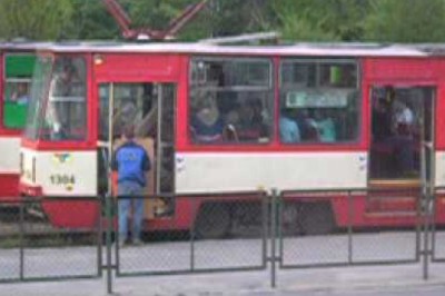 Kiedy chcesz przewieźć wersalkę tramwajem, ale ciężko ją załadować